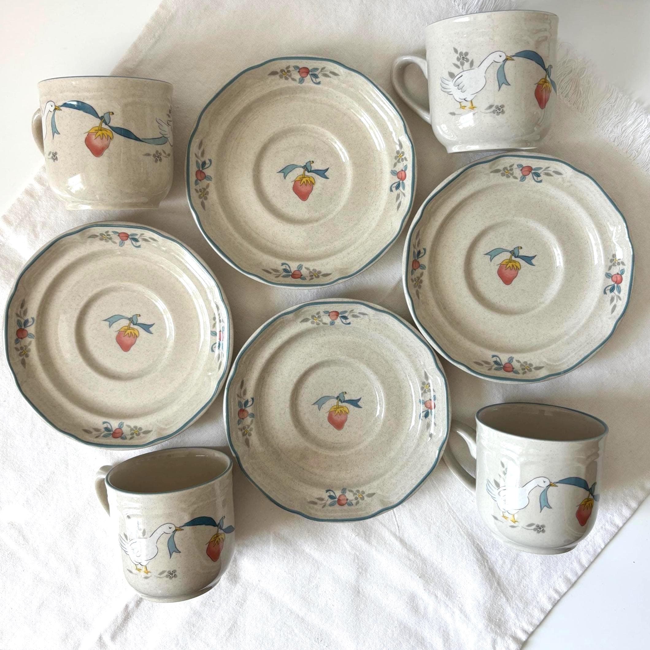 Vintage Goose Strawberry Stoneware Tea Set 4 Cups Saucers Japan Cottage Kitchen