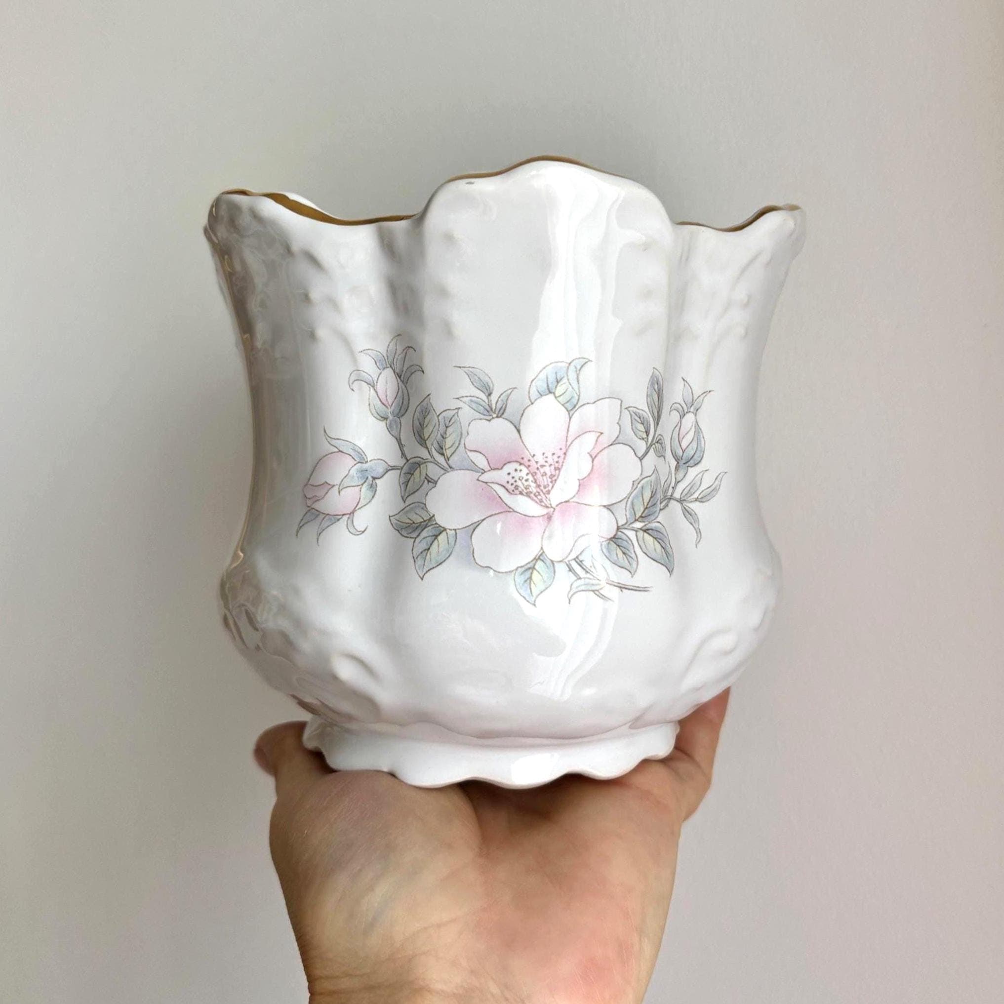 St. Aidan’s Pottery Posy Vase | Scalloped Rim with Gold Trim | Pastel Floral – Stoke-on-Trent | England
